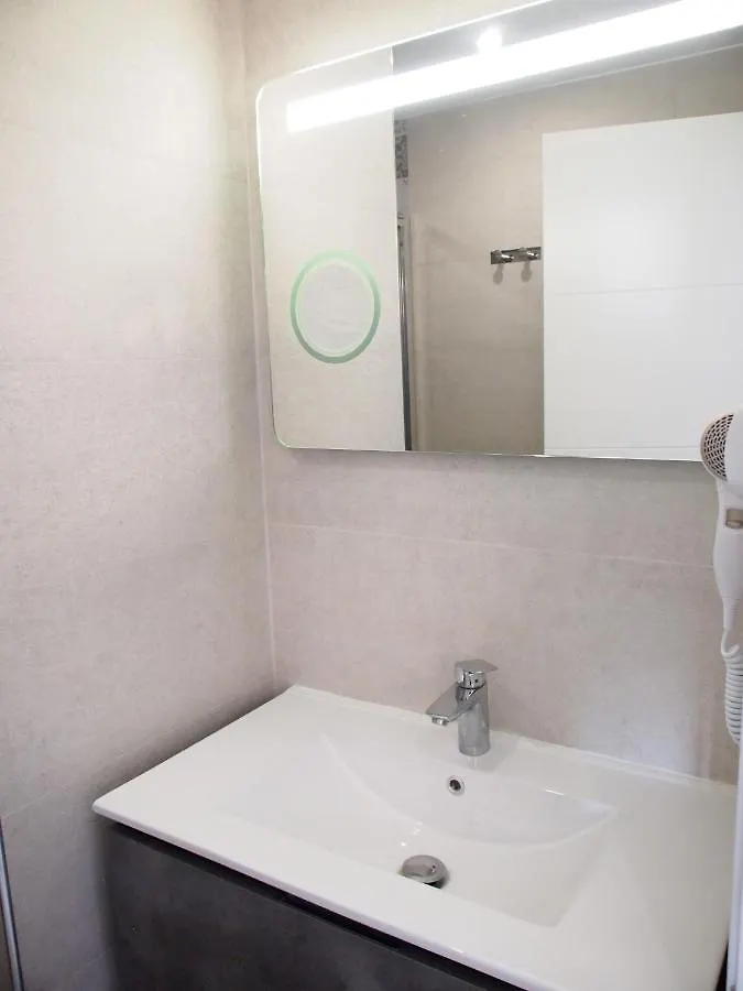 Miramar M24A Apartment Roses