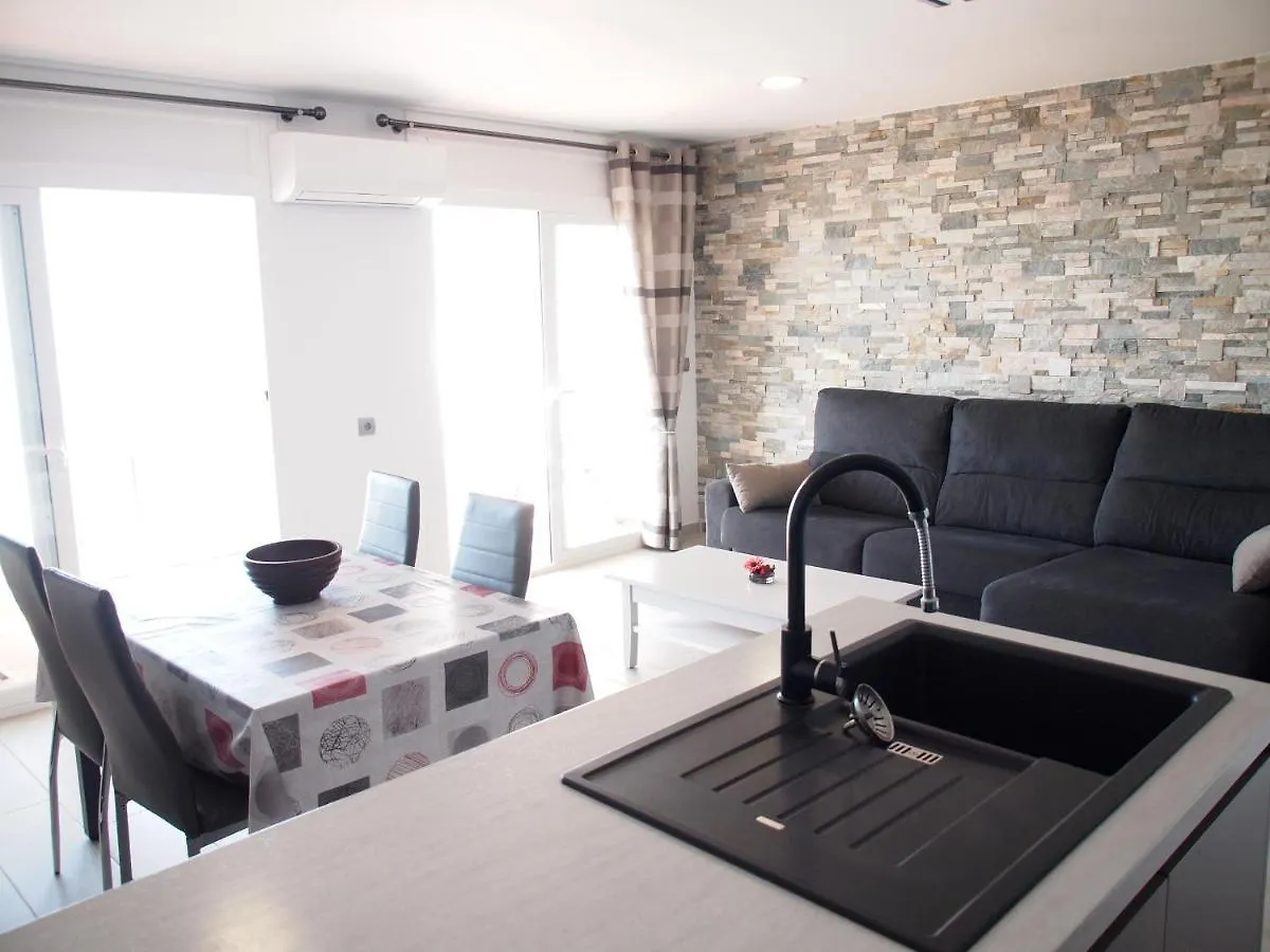 Miramar M24A Apartment Roses